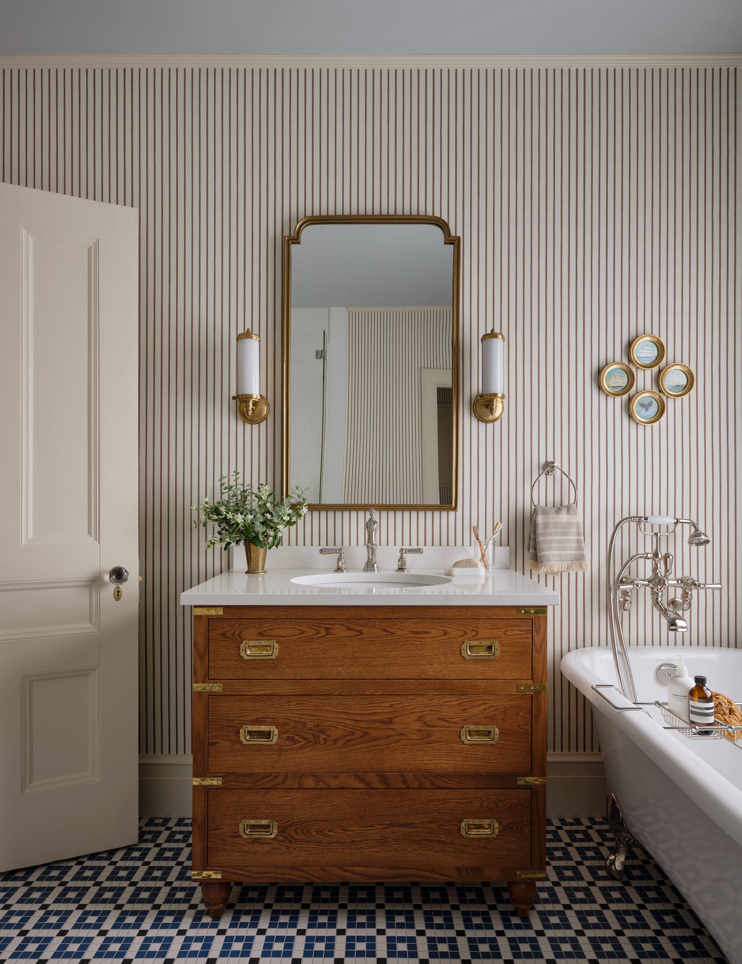 Merchant Bath Sconce in Brass